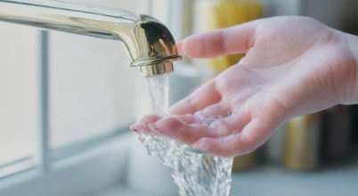 Hand under running tap water to gauge temperature